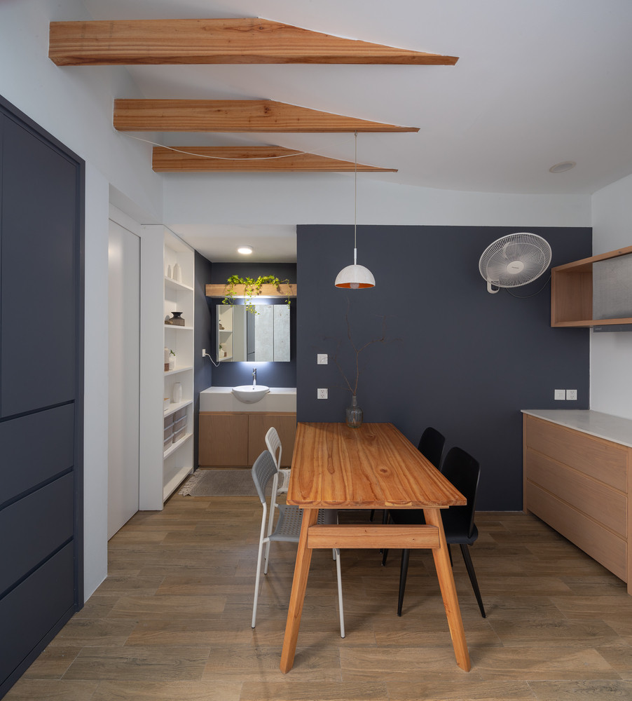 Nội thất được làm từ gỗ xoan tại vườn quê ông bà của chủ nhà.