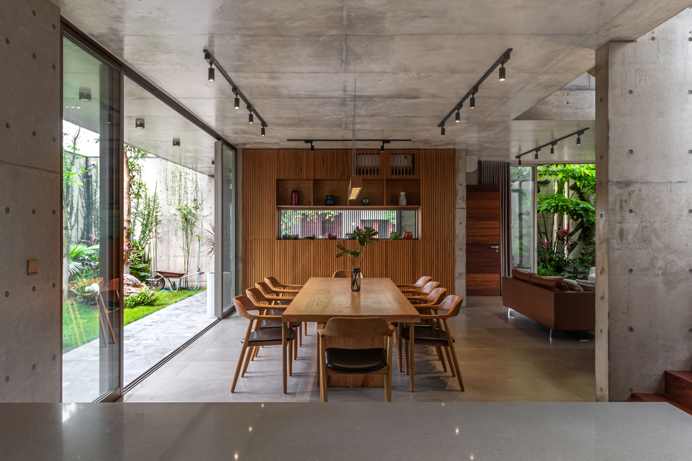 Từ phòng ăn có thể nhìn ra khoảng sân vườn qua tấm kính trắng trong suốt, tạo cảm giác ngon miệng. Từ phòng ăn có thể nhìn ra khoảng sân vườn qua tấm kính trắng trong suốt, tạo cảm giác ngon miệng.