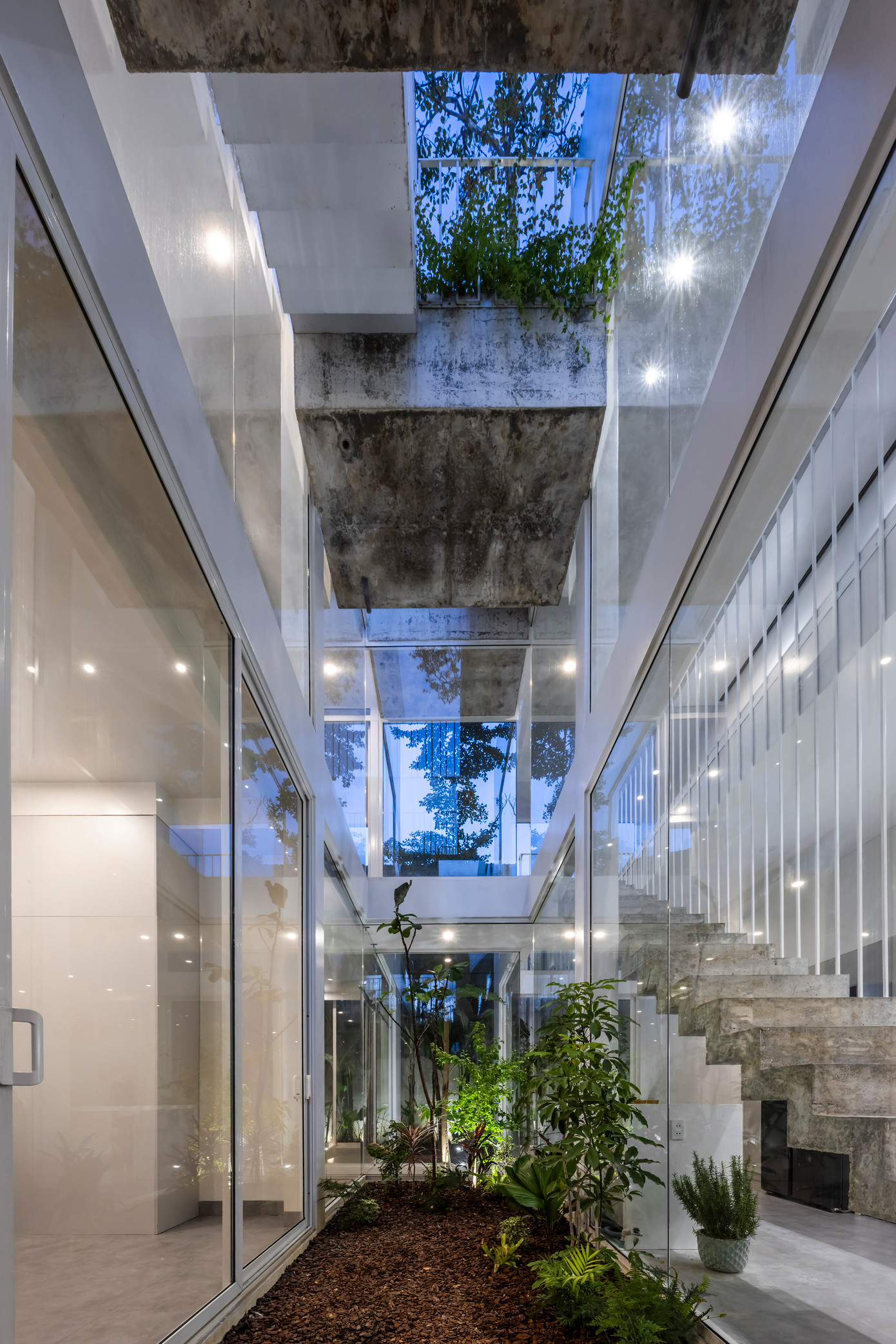 Khu vườn ở dưới tạo không khí trong lành, thư giãn sau một ngày làm việc dài.