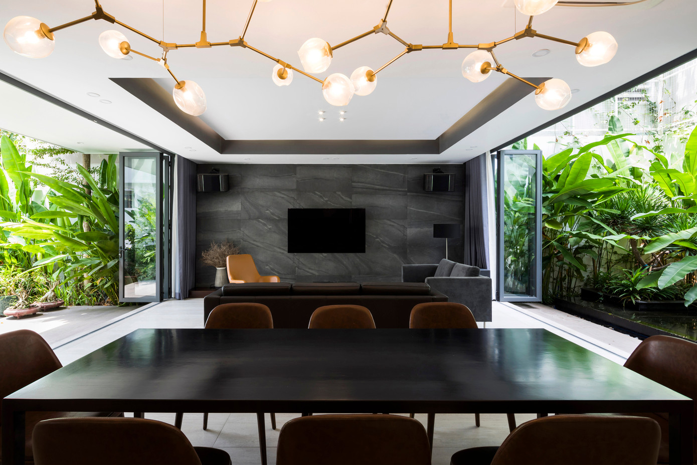 Không gian mở trong ngôi nhà mang đến sự thông gió tự nhiên.