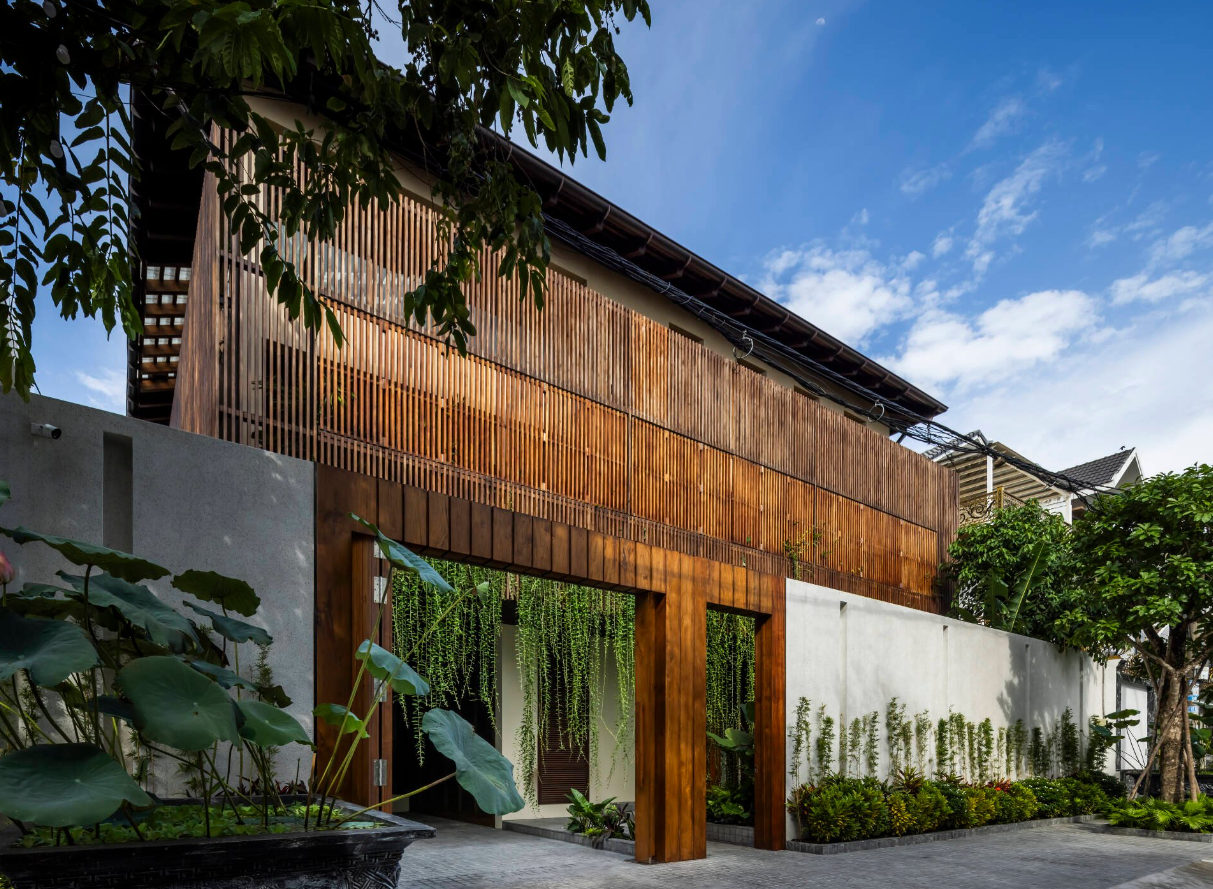 Cánh cửa gỗ chào đón gia chủ khi trở về nhà.