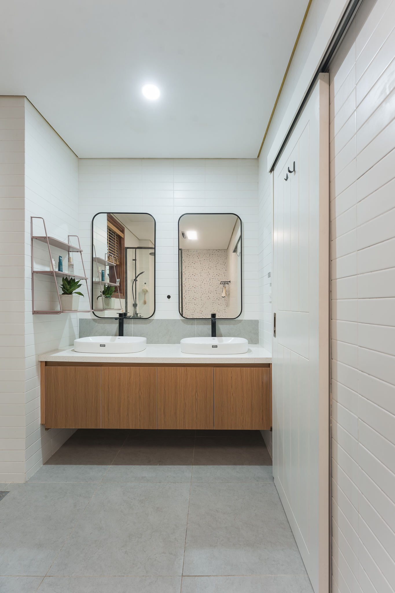 Màu trắng khiến không gian phòng vệ sinh thêm rộng rãi, hiện đại. Màu trắng khiến không gian phòng vệ sinh thêm rộng rãi, hiện đại.