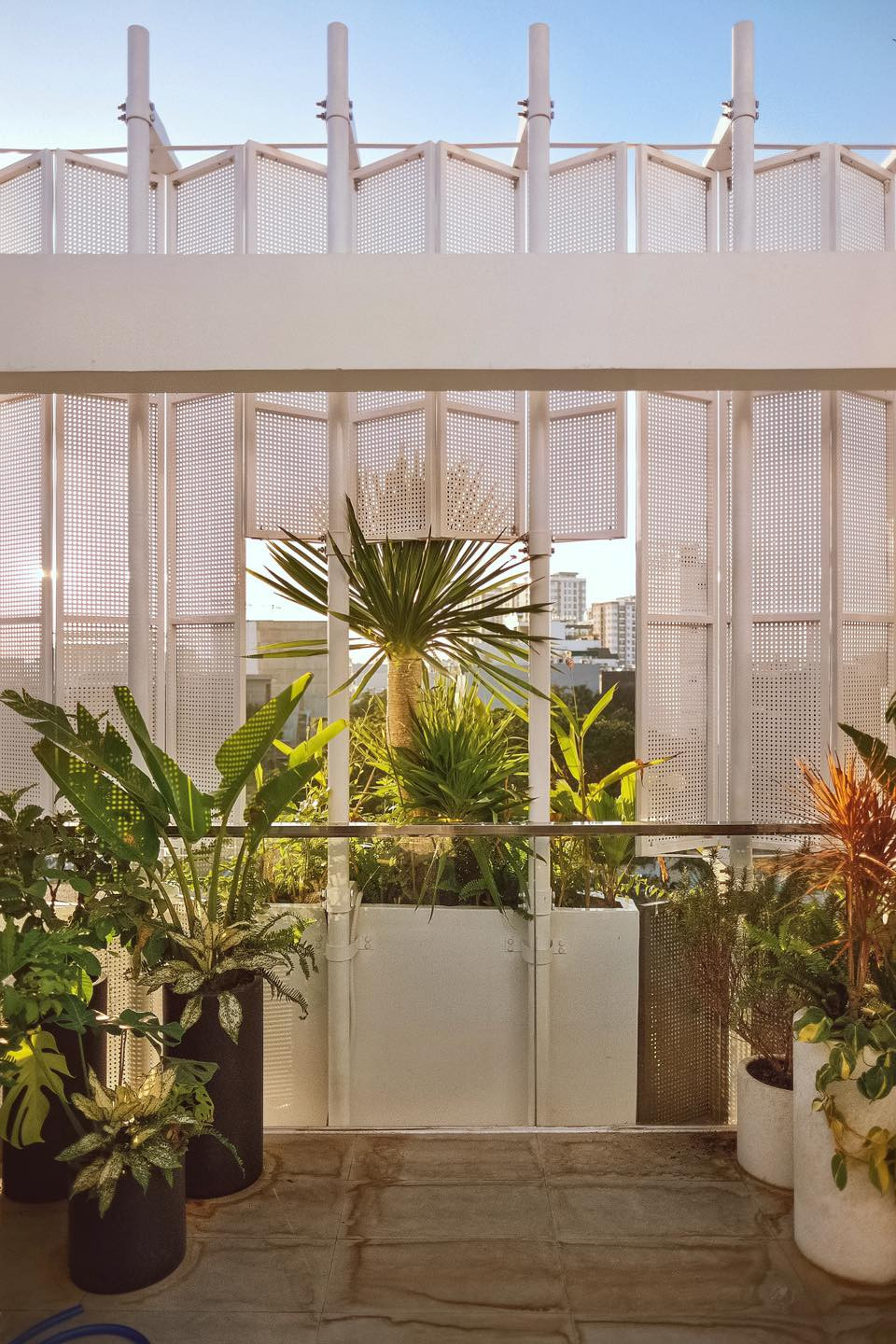 Căn nhà có lớp che phủ xanh mát nhưng vẫn đảm bảo tính thẩm mĩ.