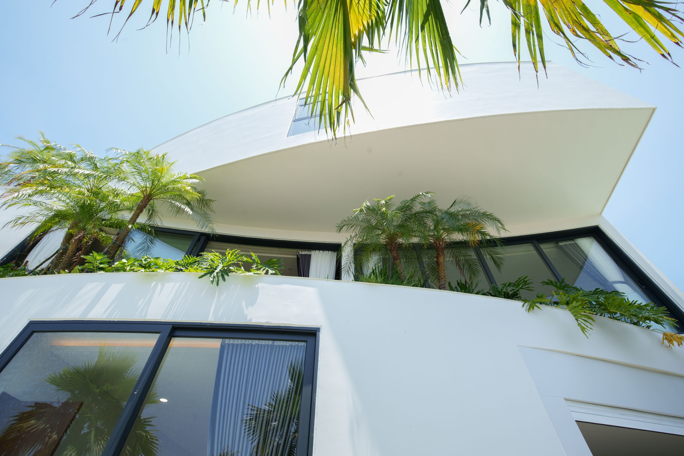 Hệ nhôm kính có độ cong lớn, có thể trượt qua lại để kết nối các không gian trong và ngoài nhà. Hệ nhôm kính có độ cong lớn, có thể trượt qua lại để kết nối các không gian trong và ngoài nhà.