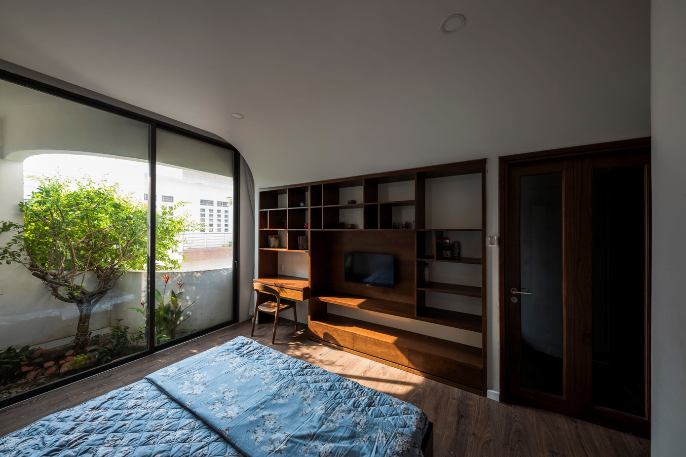 Cây xanh được khéo léo đưa vào trong phòng ngủ.