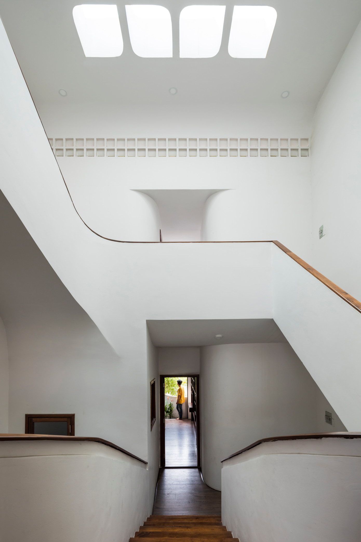 Cầu thang và khoảng thông tầng kết nối các phòng.