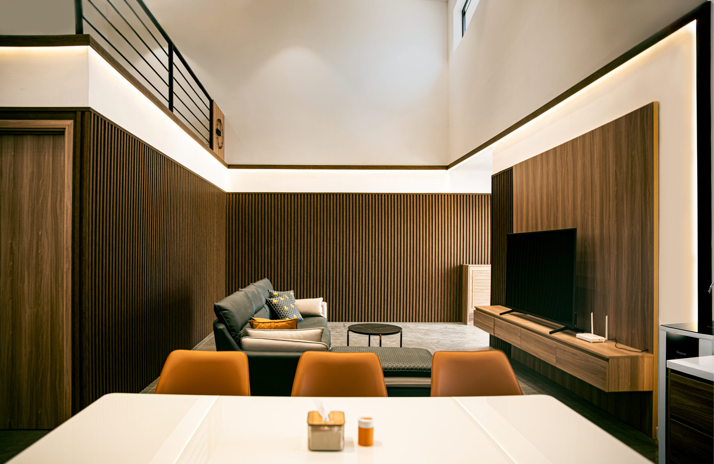 ... và trong cả các thiết bị nội thất của ngôi nhà.