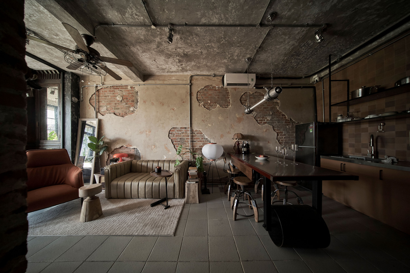 Phòng khách và phòng bếp không có vách ngăn, tạo sự liền mạch trong không gian sinh hoạt.