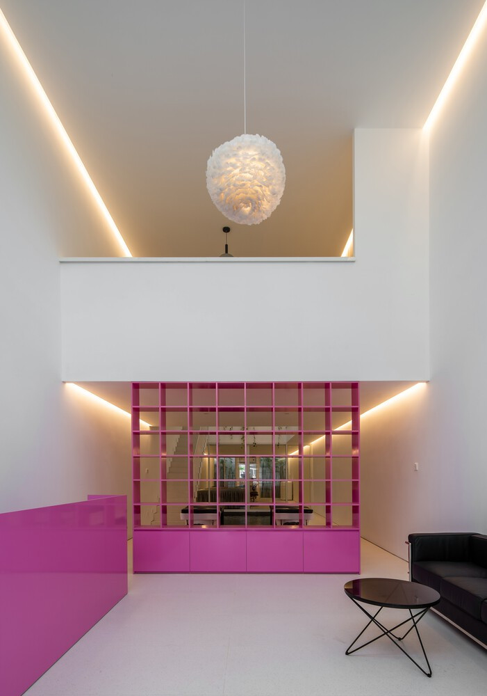 Giếng trời, ao làm mát, gác lửng, không gian bên trong mở mang đến sự thông gió thụ động.