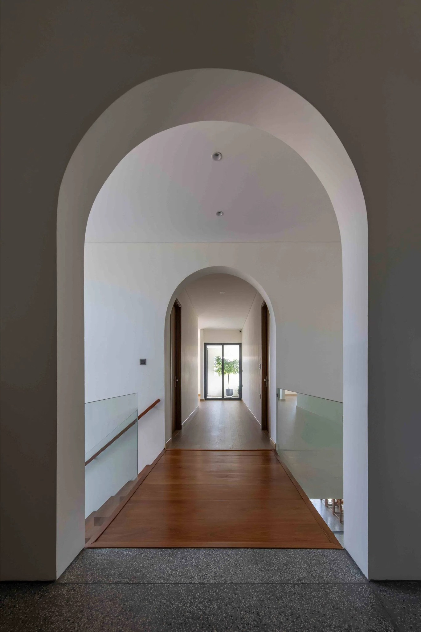 Hành lang sử dụng cổng vòm cách điệu tạo điểm nhấn.