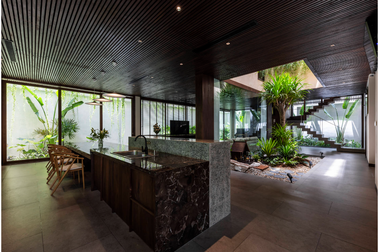 Nằm vuông góc với phòng khách là phòng bếp và khu vực bàn ăn.