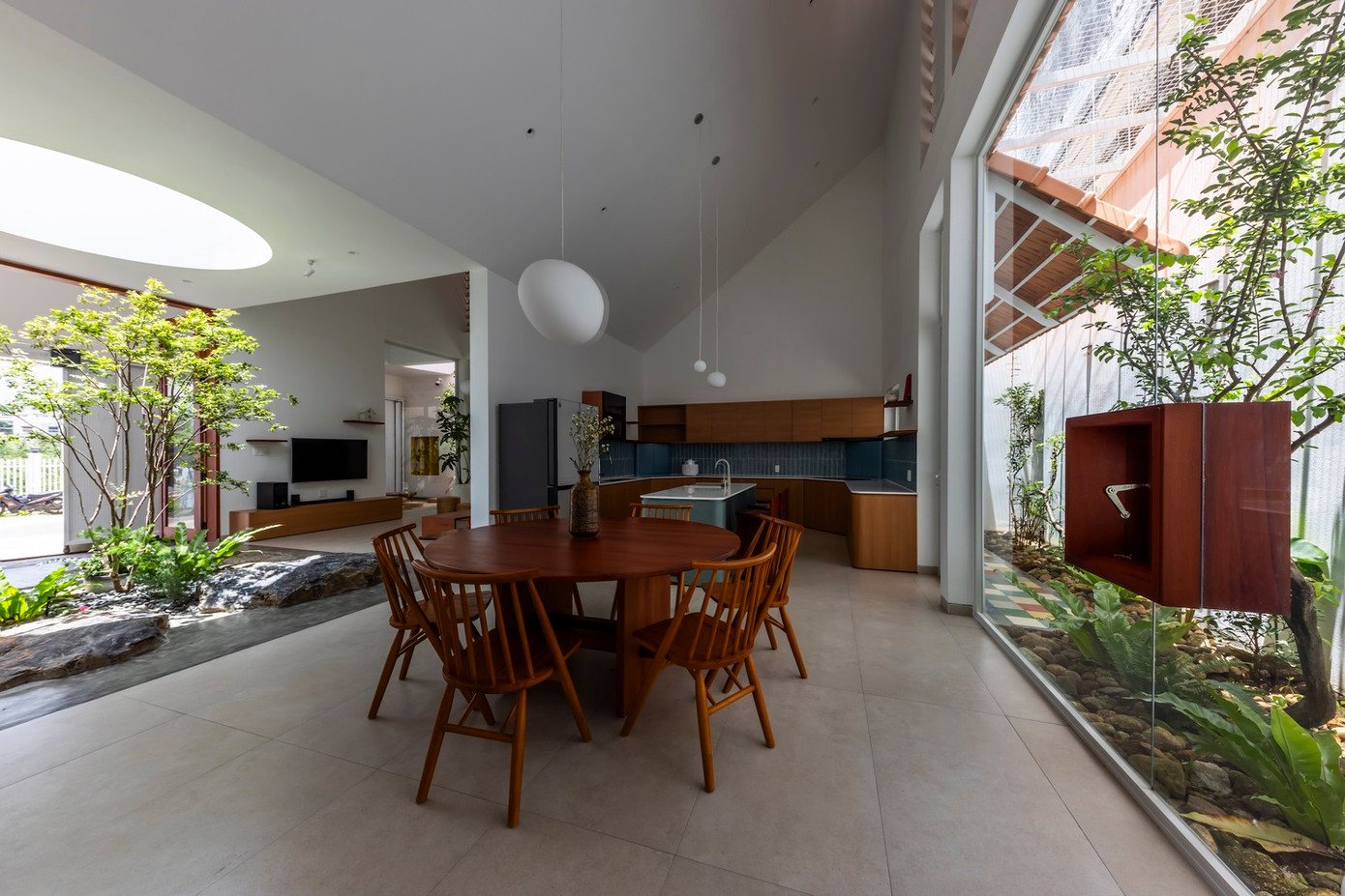 Phòng khách, bếp, và phòng ăn nối liền, mang đến sự kết nối giữa các thành viên trong gia đình.