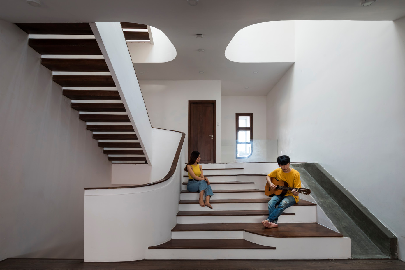 Bậc cầu thang kết hợp cầu trượt tạo nên không gian thư giãn cho gia đình.