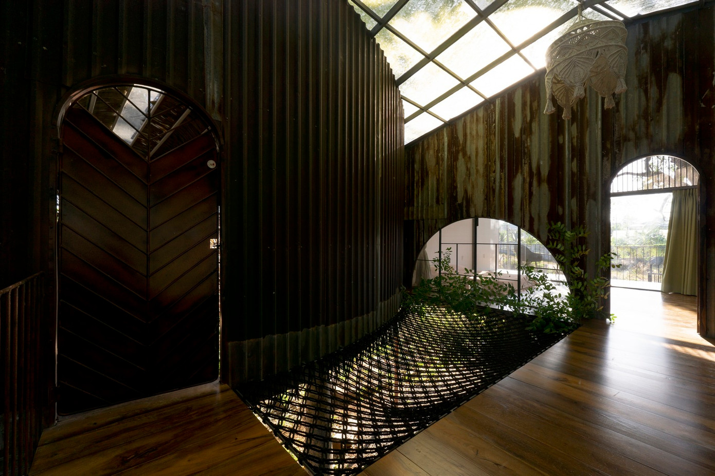 Ngôi nhà dựa vào những cây xà cừ lâu năm, hưởng nguồn gió mát lành từ hồ gần đó, và mang sự bình yên của vùng nông thôn. Ngôi nhà dựa vào những cây xà cừ lâu năm, hưởng nguồn gió mát lành từ hồ gần đó, và mang sự bình yên của vùng nông thôn.