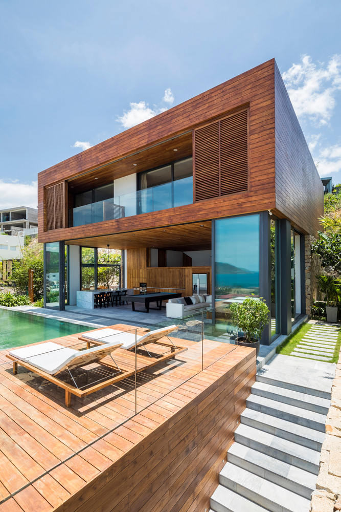 Tọa lạc tại thành phố ven biển Nha Trang, căn nhà gỗ có vị trí đắc địa, nhìn ra vịnh và dựa vào đồi núi. Tuy nhiên, mật độ xây dựng của đường phố cao sẽ ảnh hưởng tới tầm nhìn ra biển trong tương lai.