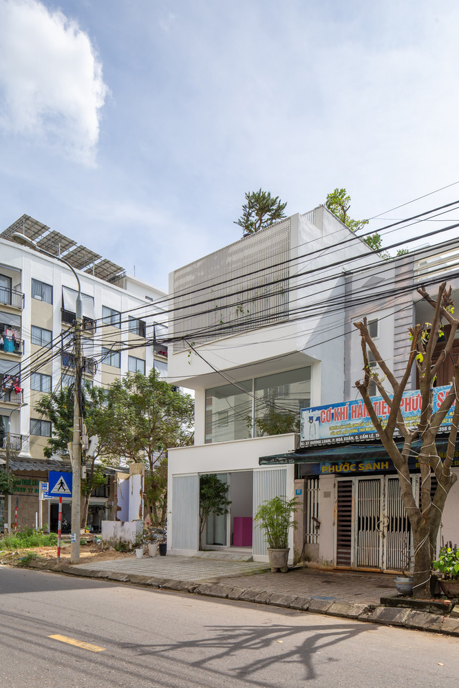 Căn nhà của một gia đình bốn người, vừa là cửa hàng kinh doanh spa, vừa là nơi nuôi nấng những đứa trẻ.