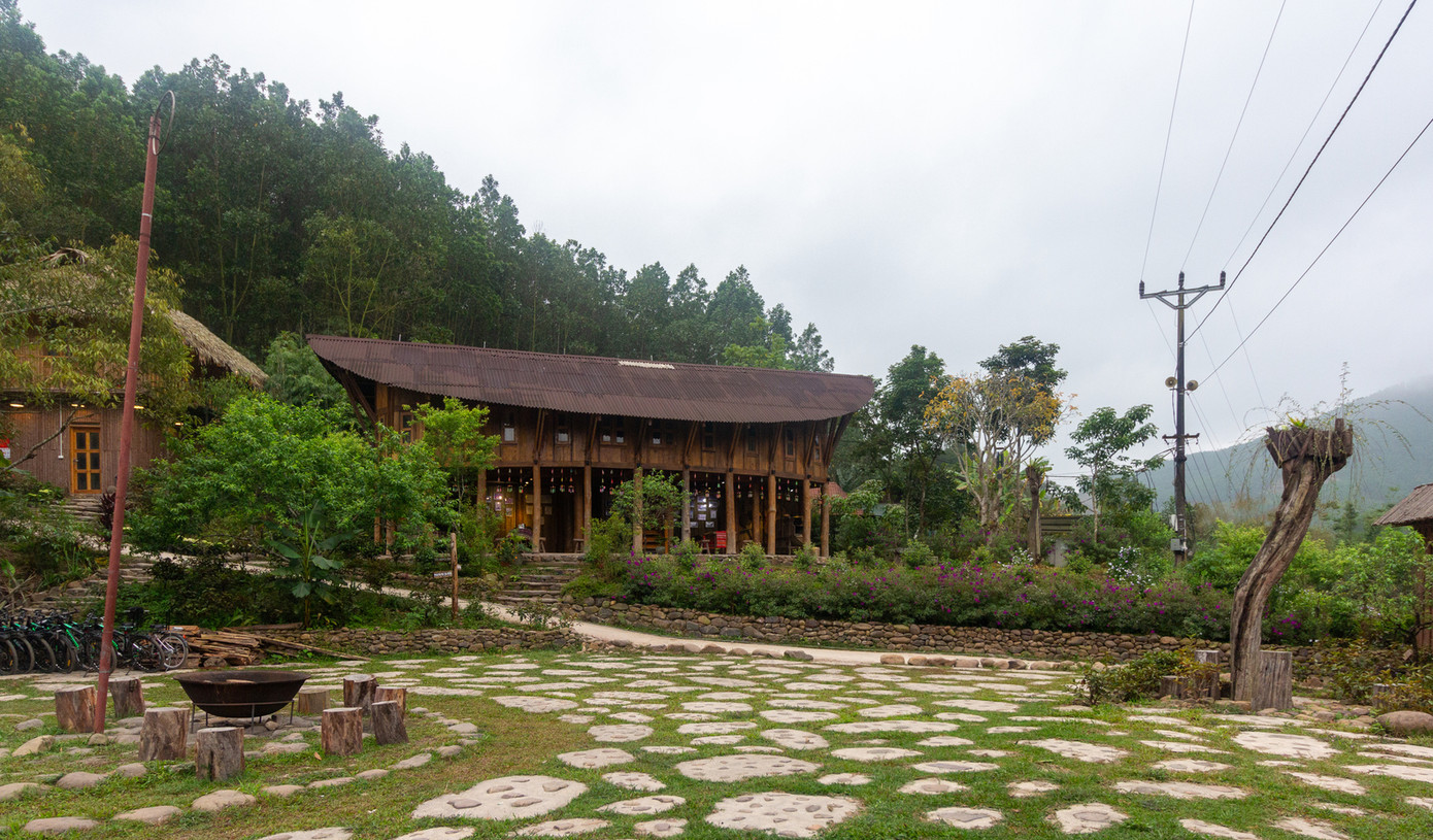 Nhà có hai tầng, tầng một là không gian mở dành cho các hoạt động chung như những buổi gặp gỡ, chào đón khách thăm quan, trưng bày vật dụng và hình ảnh địa phương. Tầng hai là không gian đóng với cửa sổ và tường gỗ để ngủ và sinh sống.