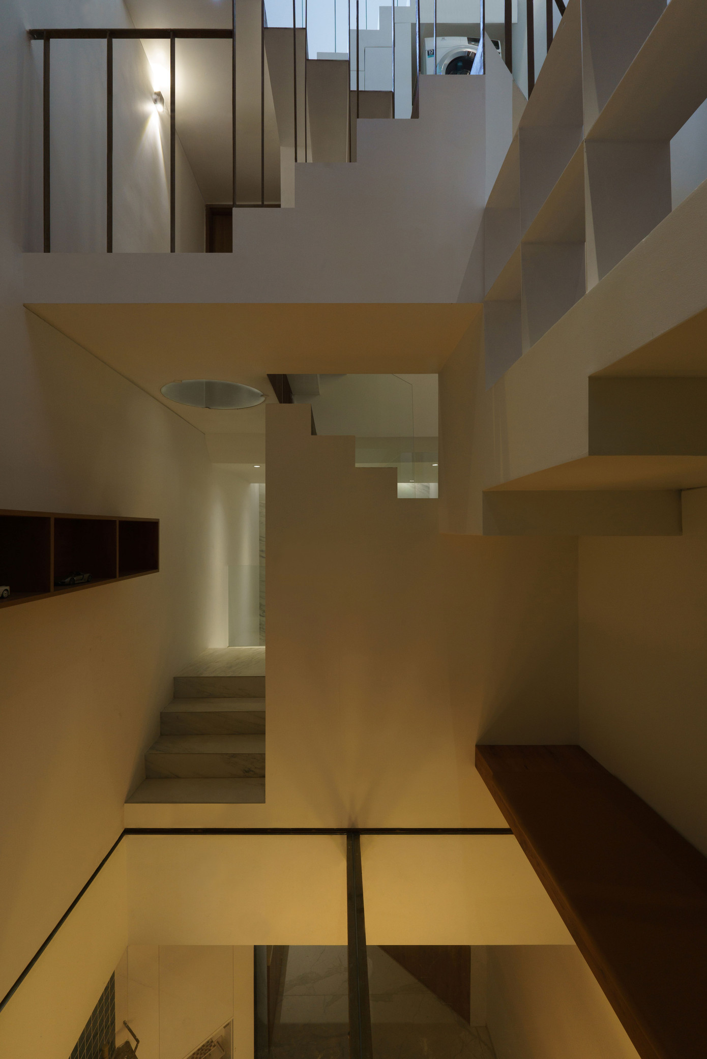 Các không gian tập trung quanh lõi thông tầng, gắn kết các thành viên trong gia đình.