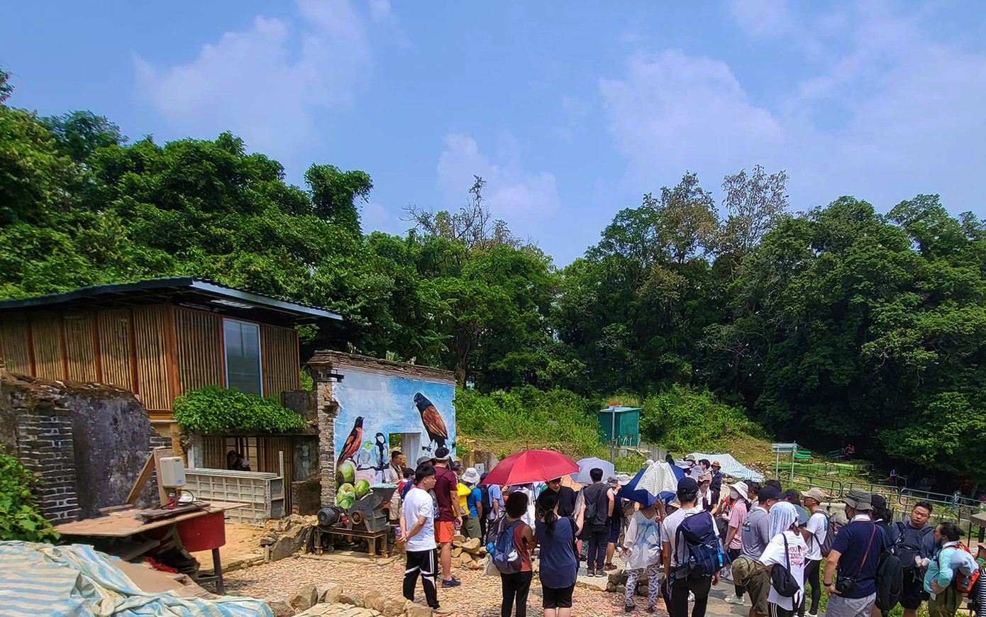 Một “Lễ hội hoa nở” được tổ chức để kỷ niệm việc hoàn thành hai ngôi nhà. Dân làng chia sẻ những câu chuyện, đồ ăn vặt truyền thống của người Hakka, và những hoạt động văn hóa. Trong khi đó, sinh viên và tình nguyện viên sắp xếp những chuyến thăm quan đặc sắc và những sự kiện được lấy cảm hứng từ môi trường.