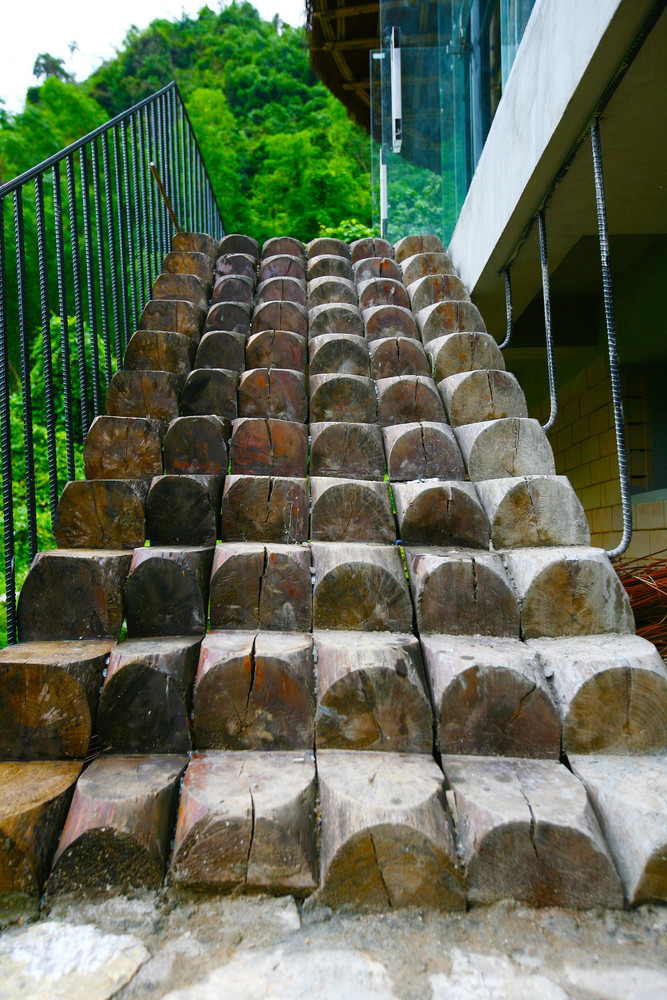 Bậc thang gỗ của kiến trúc nhà dân tộc bản địa.