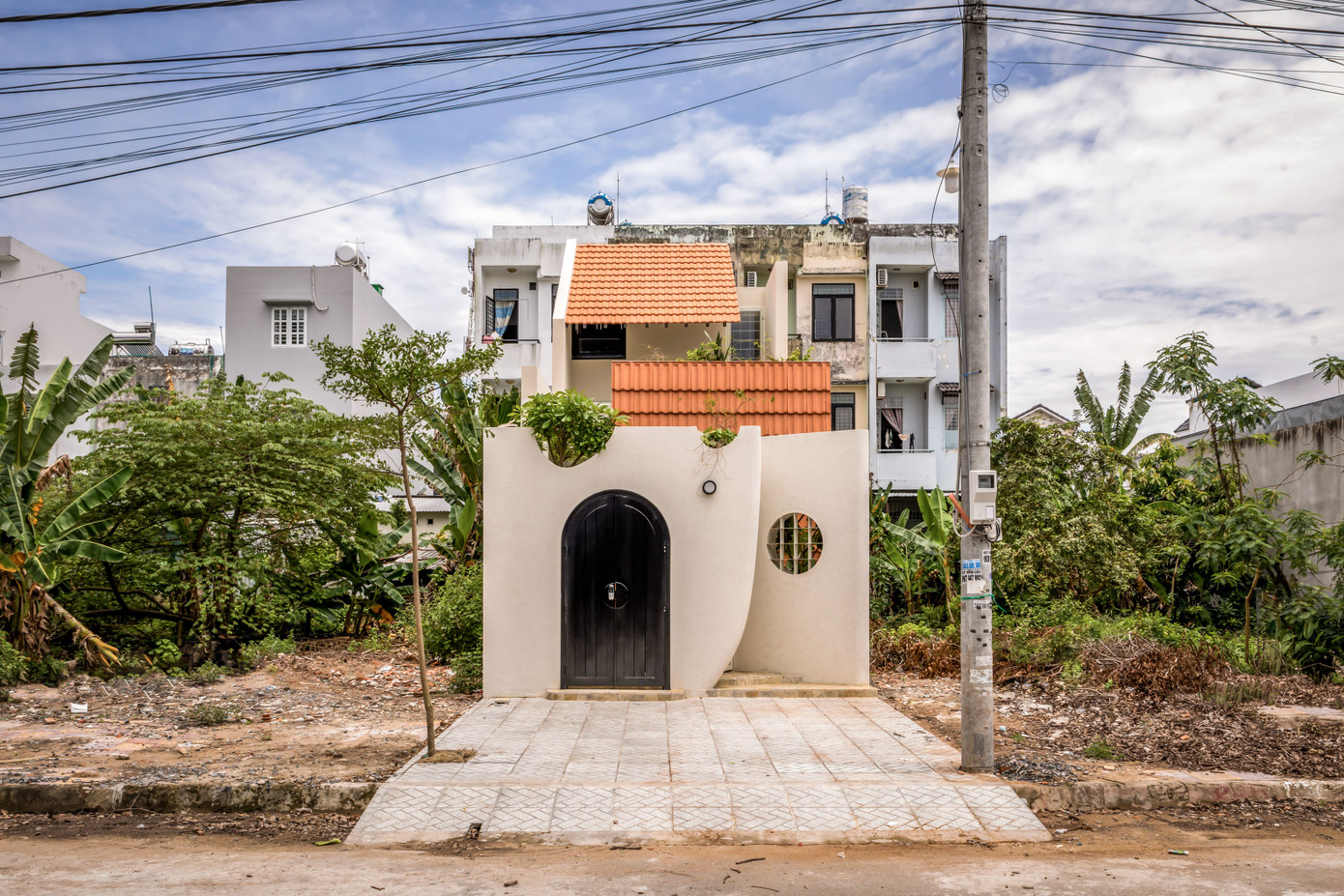 Nhà Voi nằm ở Cần Thơ, một thành phố lớn đông dân.