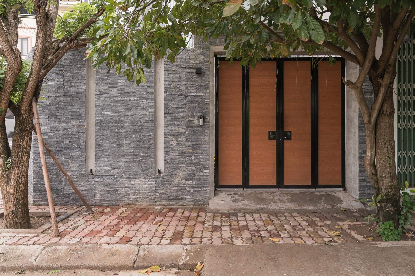 Phía bên ngoài ngôi nhà kín đáo Phía bên ngoài ngôi nhà kín đáo