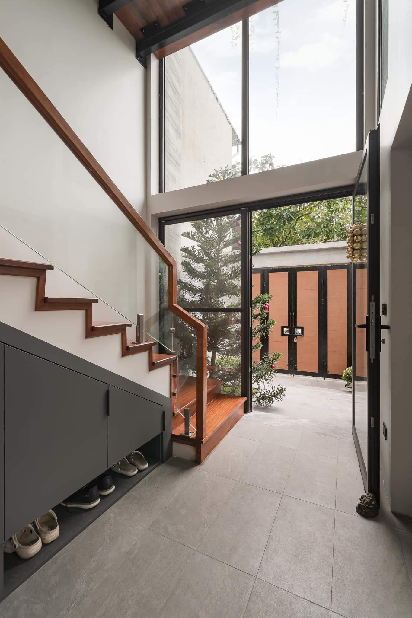 Thiết kế hiện đại và thông minh tận dụng gầm cầu thang làm nơi lưu trữ đồ đạc và giày dép Thiết kế hiện đại và thông minh tận dụng gầm cầu thang làm nơi lưu trữ đồ đạc và giày dép