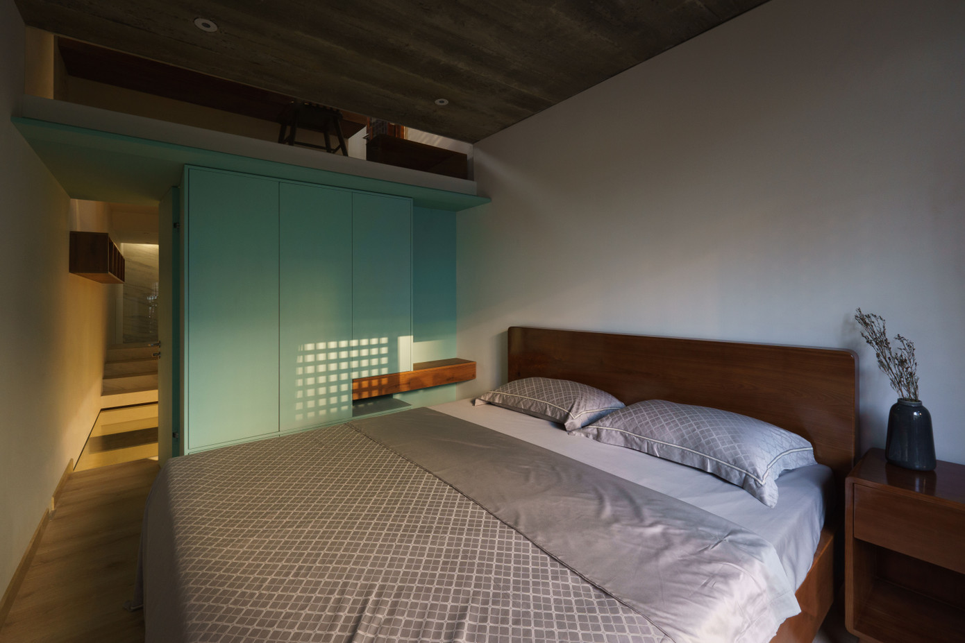 Màu xanh Pastel của ở tủ khiến không gian phòng ngủ nhẹ nhàng nhưng vẫn thanh lịch.