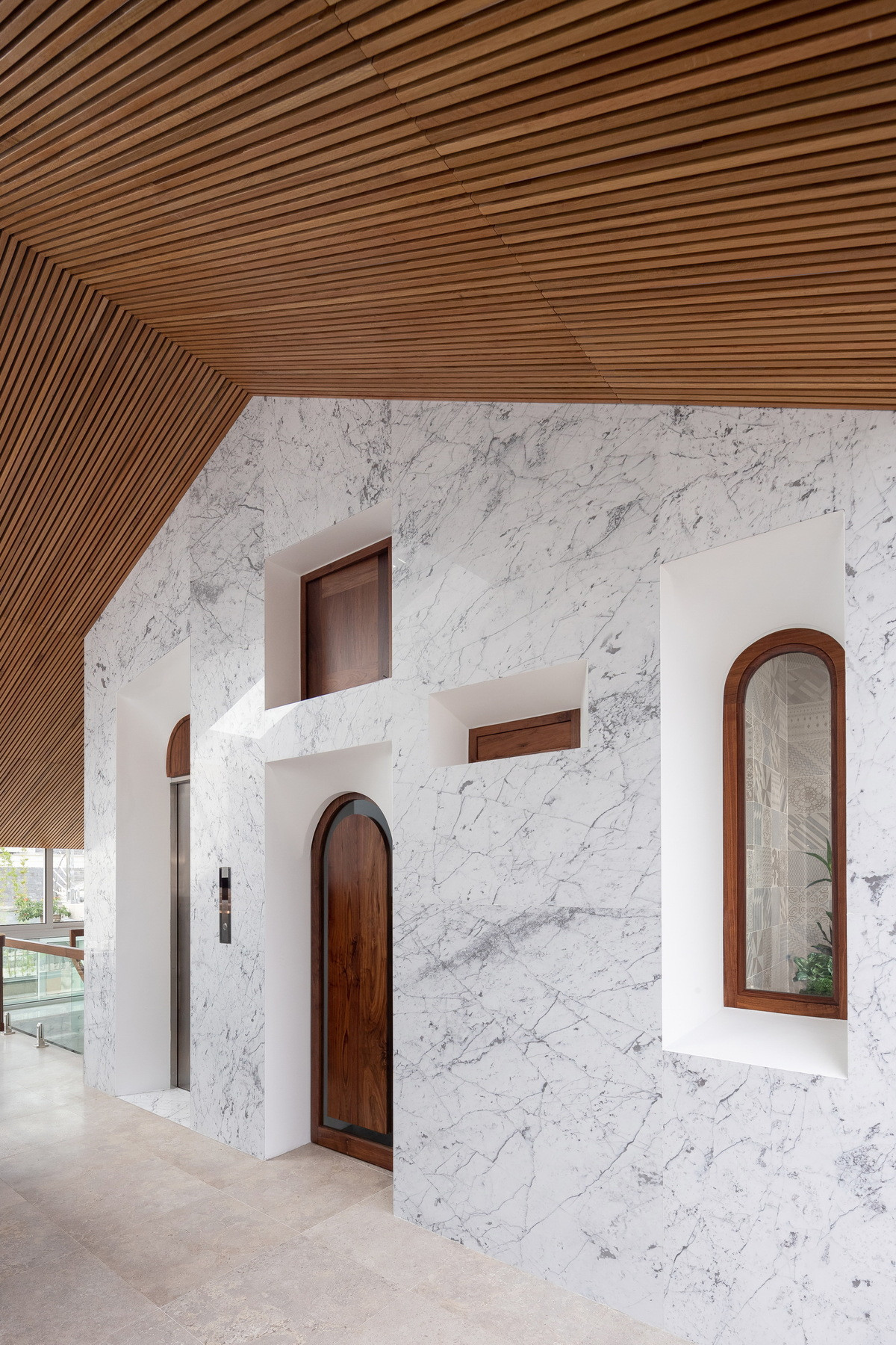 Cửa phòng cùng cửa sổ bằng gỗ có những góc cong tạo sự ấm áp.