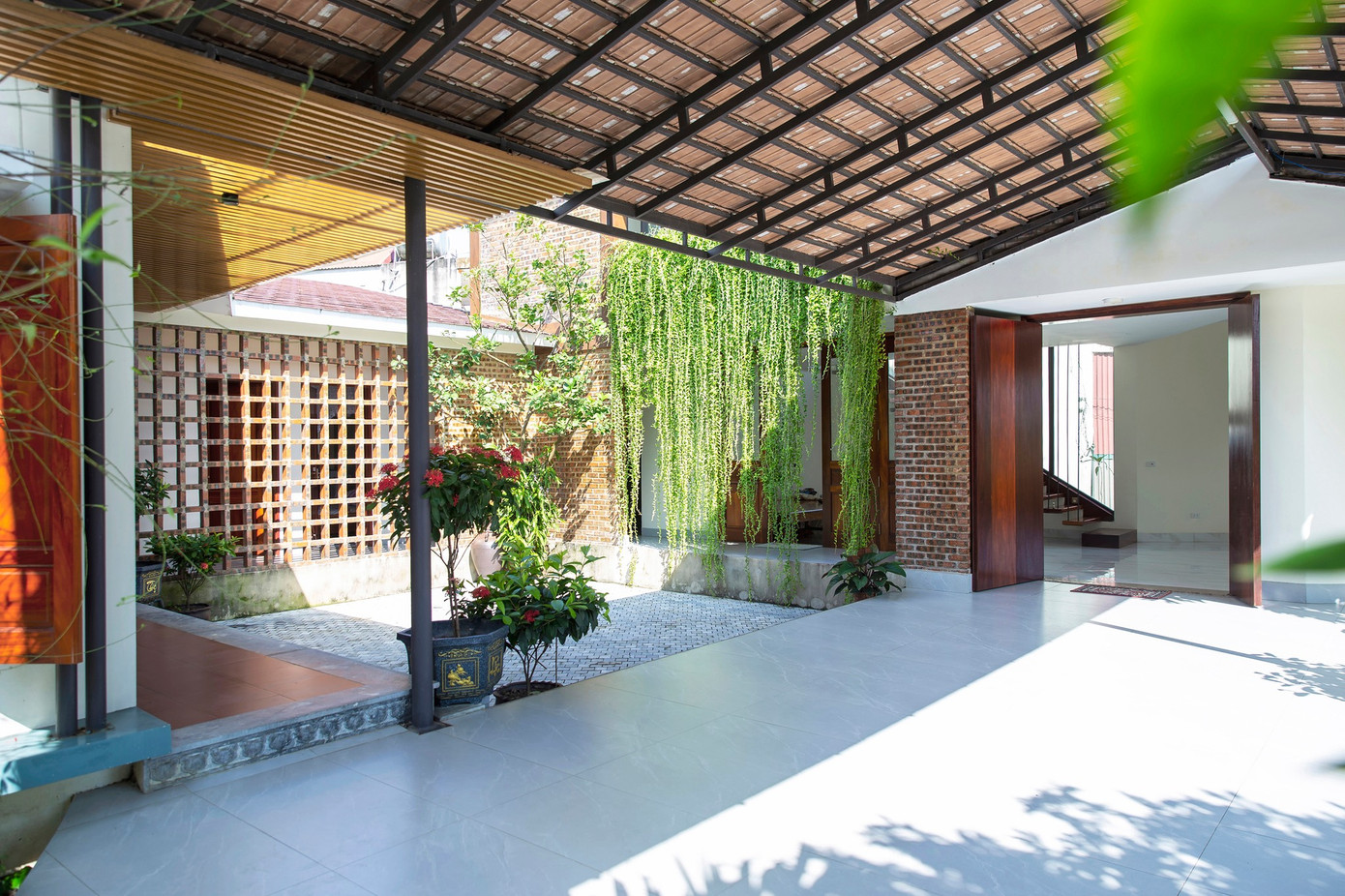 Phần sân trung tâm kết nối với các phòng chức năng.