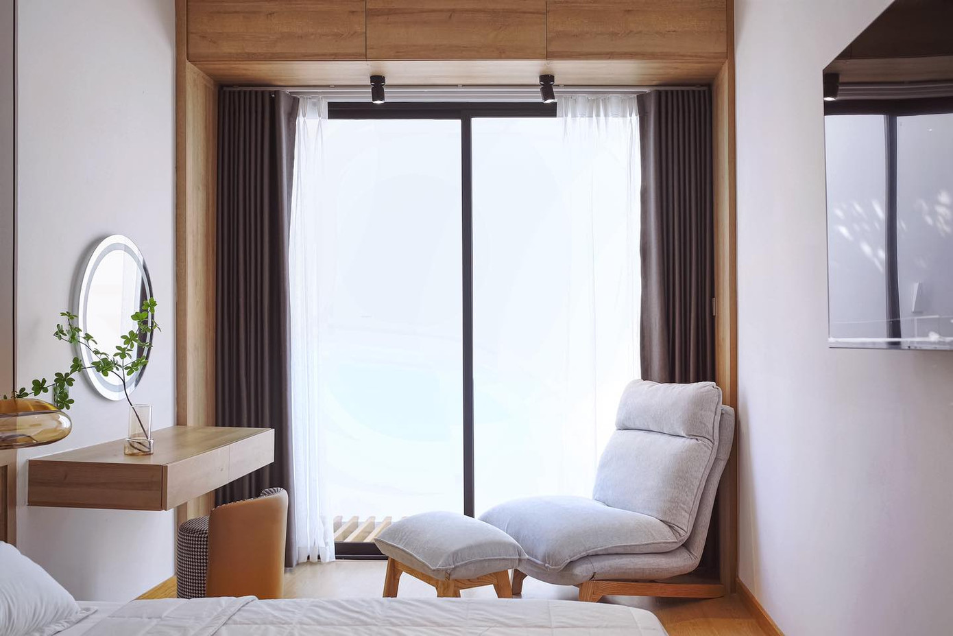 Phòng ngủ ông bà có thêm không gian ngồi thư giãn.