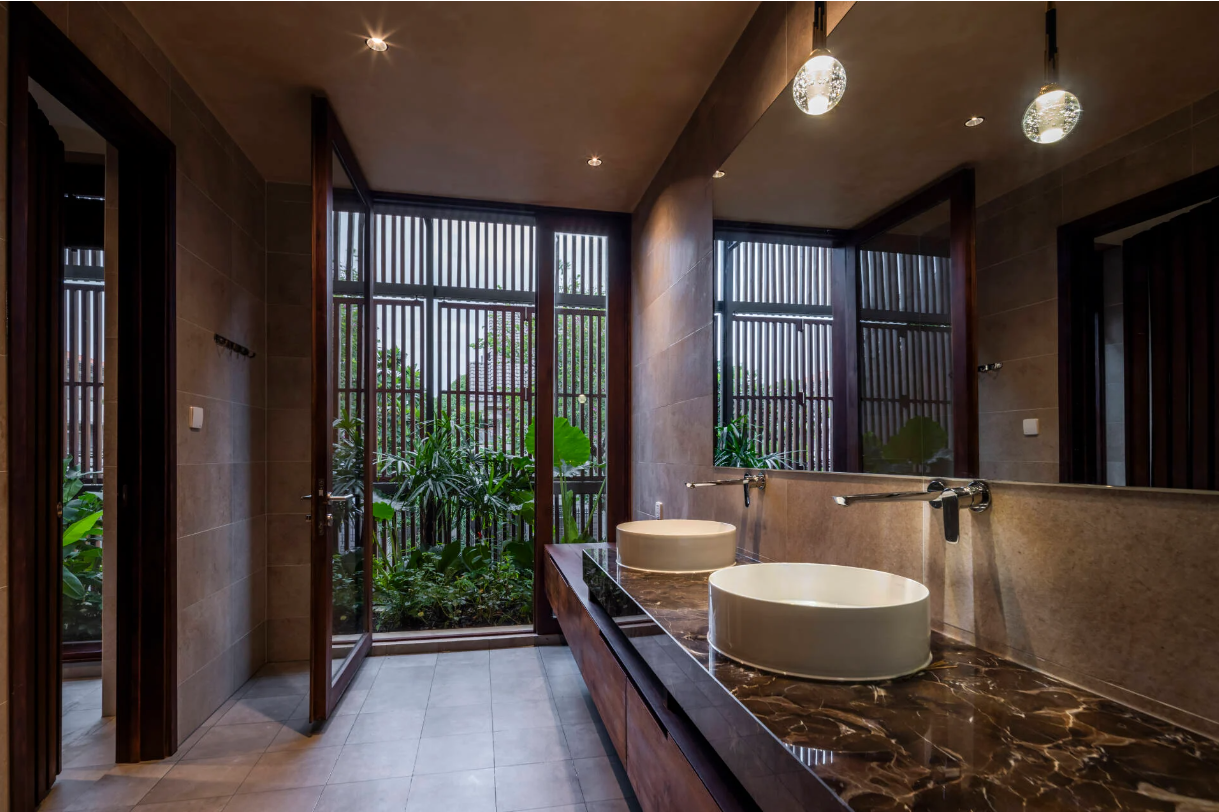 Phòng tắm cũng bố trí lavabo đôi, tăng tối đa sự thuận tiện khi gia chủ sử dụng hàng ngày.