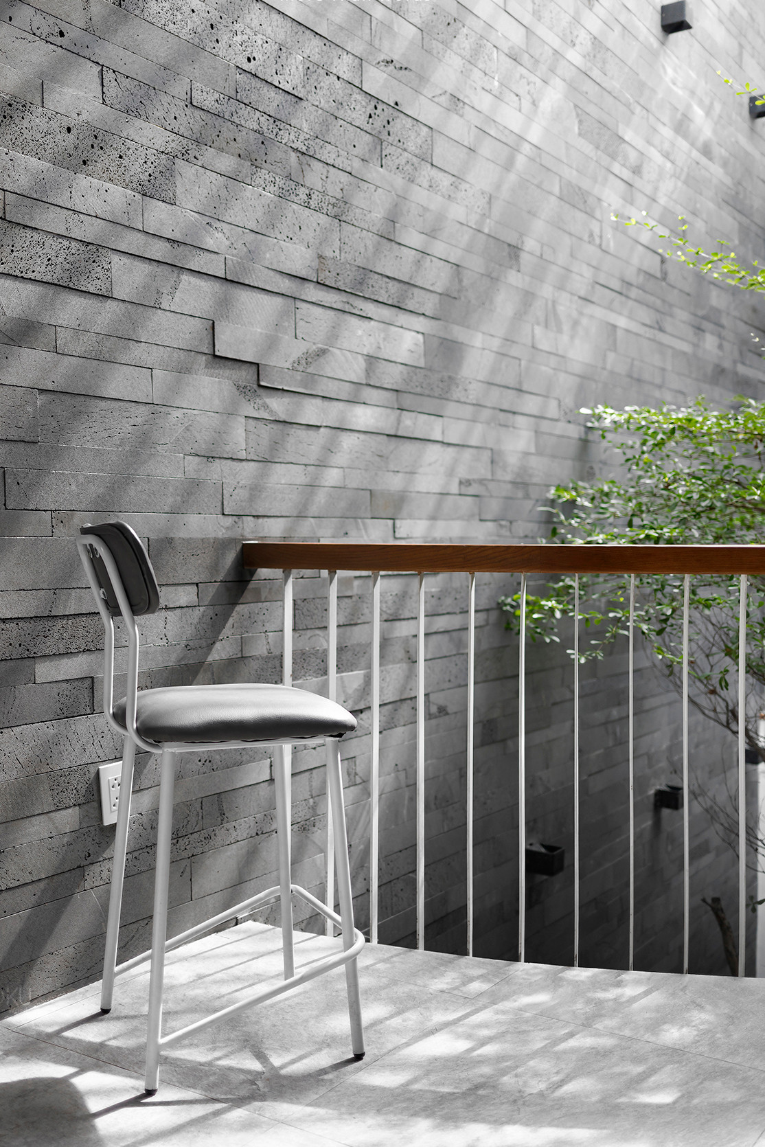 Ánh sáng di chuyển thay đổi theo từng khoảng thời gian trong ngày.