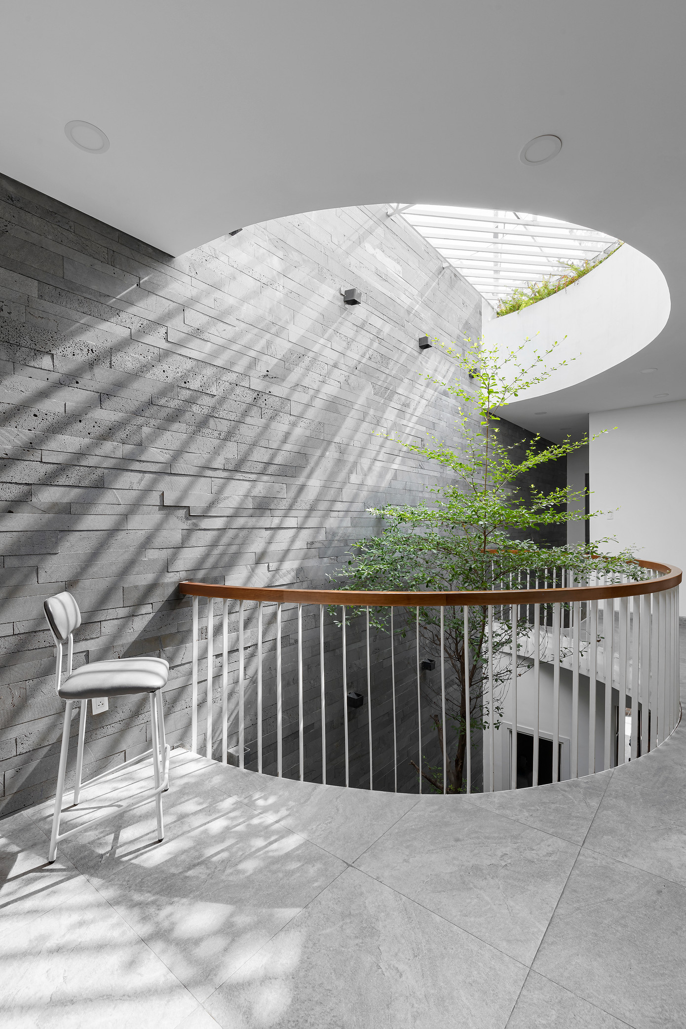 GIếng trời giúp đối lưu không khí, đưa nắng gió tự nhiên vào ngôi nhà.