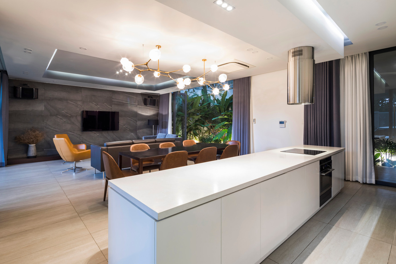 Phòng khách, phòng bếp, bàn ăn liên thông với nhau, tạo sự kết nối giữa các thành viên trong gia đình.