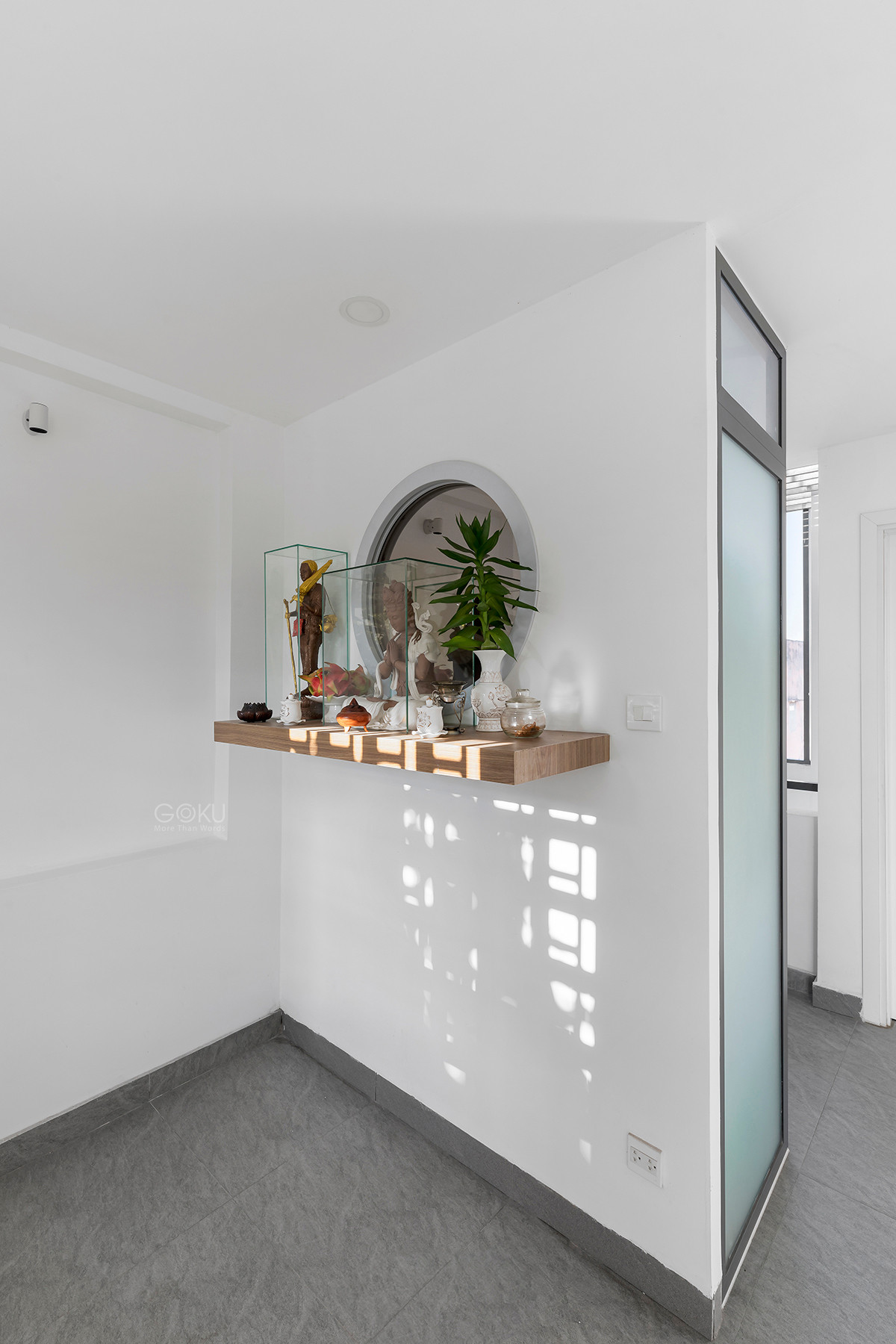 Phòng thờ trang nghiêm được bố trí riêng ở tầng 3.