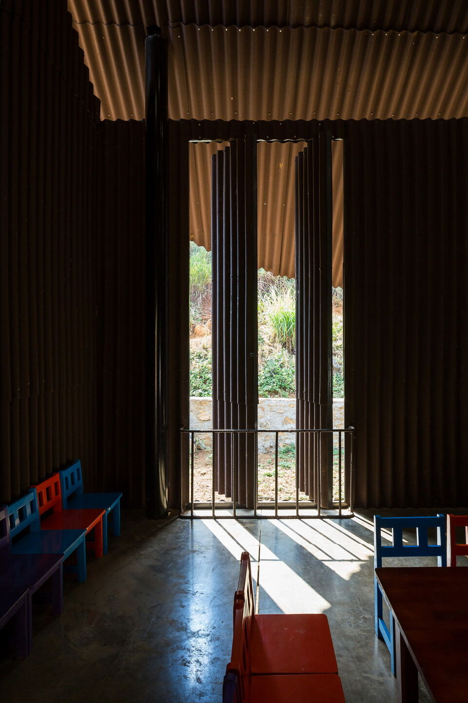 Những cửa xoay được thiết kế để chắn gió lạnh mùa đông và mở ra vào mùa hè.