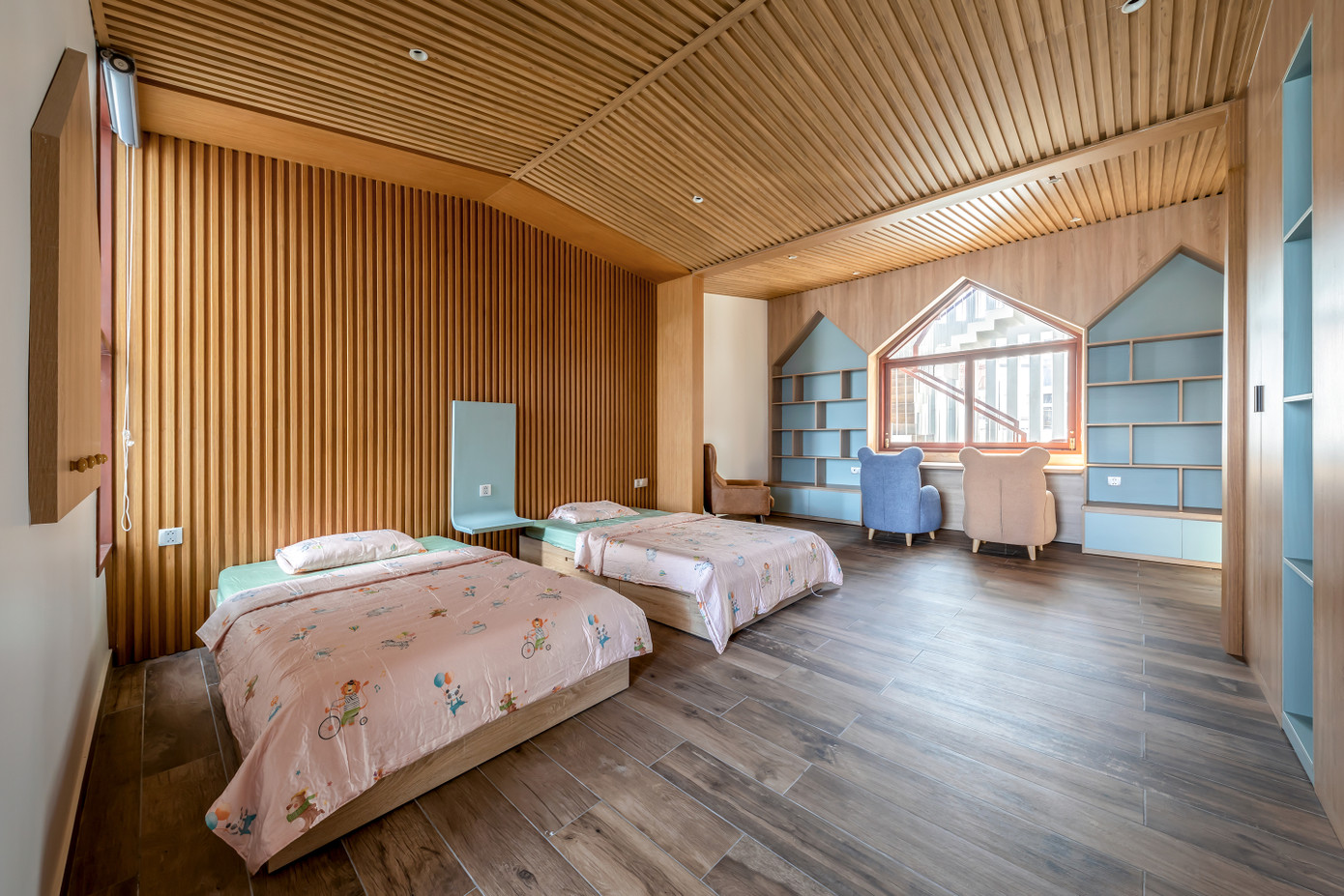 Phòng ngủ của trẻ em có 2 giường và chỗ ngồi học riêng.