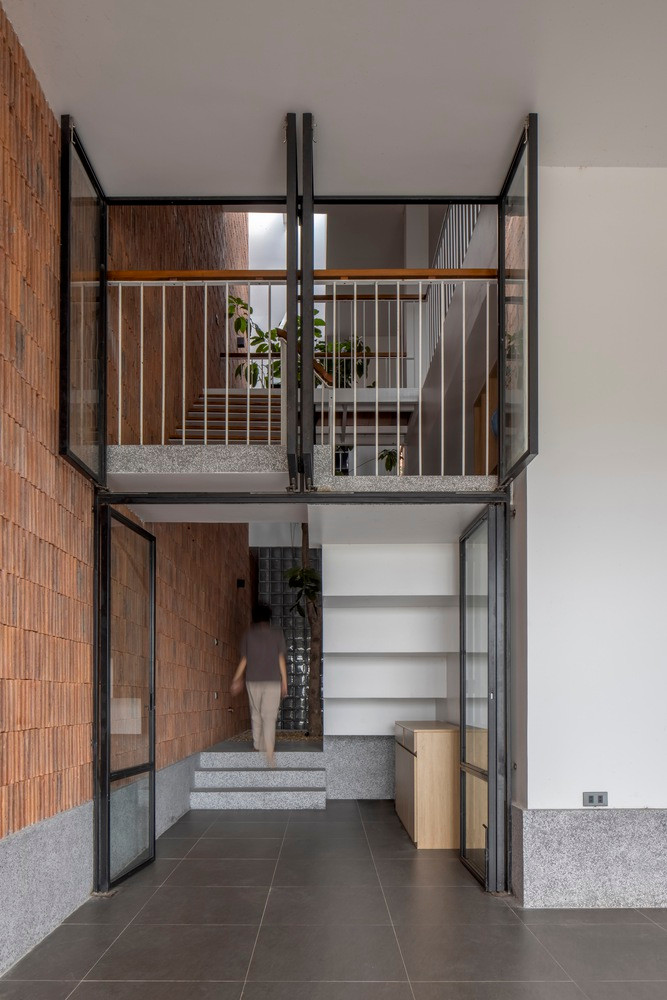 Căn nhà linh hoạt, rộng mở và đa dạng, với nhiều không gian mở và thoáng khí.