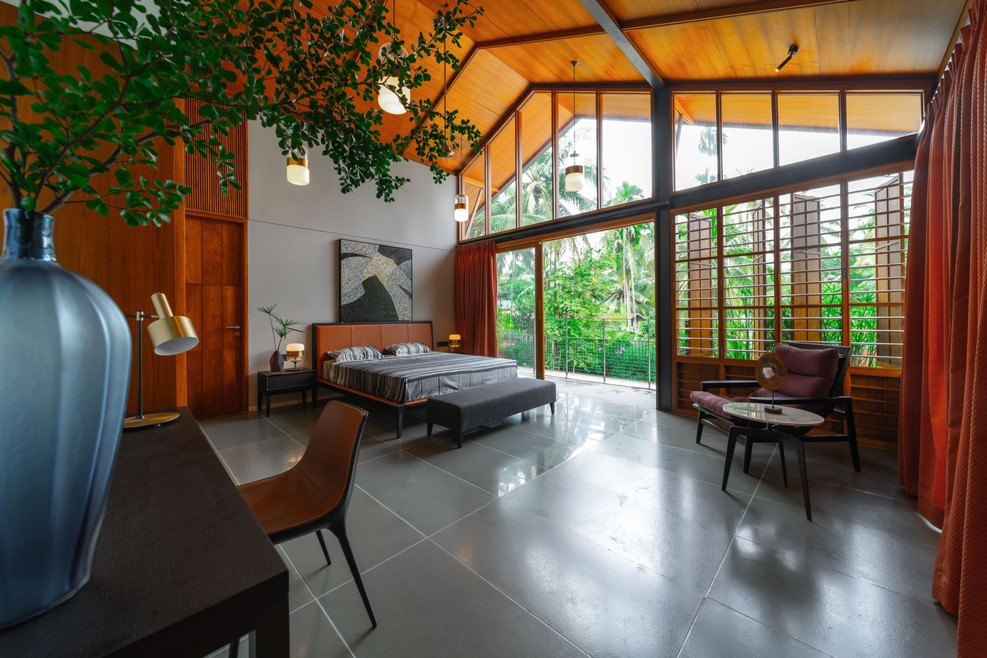 Ngôi nhà được xây dựng theo hướng sinh thái, bền vững, mô phỏng theo phong cách kiến trúc của vùng Malabar mà vẫn mang nét hiện đại.