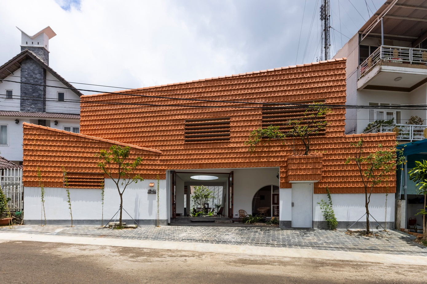 Ngôi nhà là nơi cư trú của một gia đình có cả người già và trẻ nhỏ.