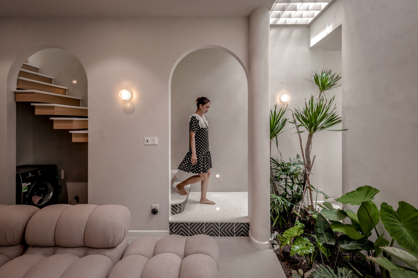 Cổng mái vòm tạo nét mềm mại và làm không gian như rộng hơn.