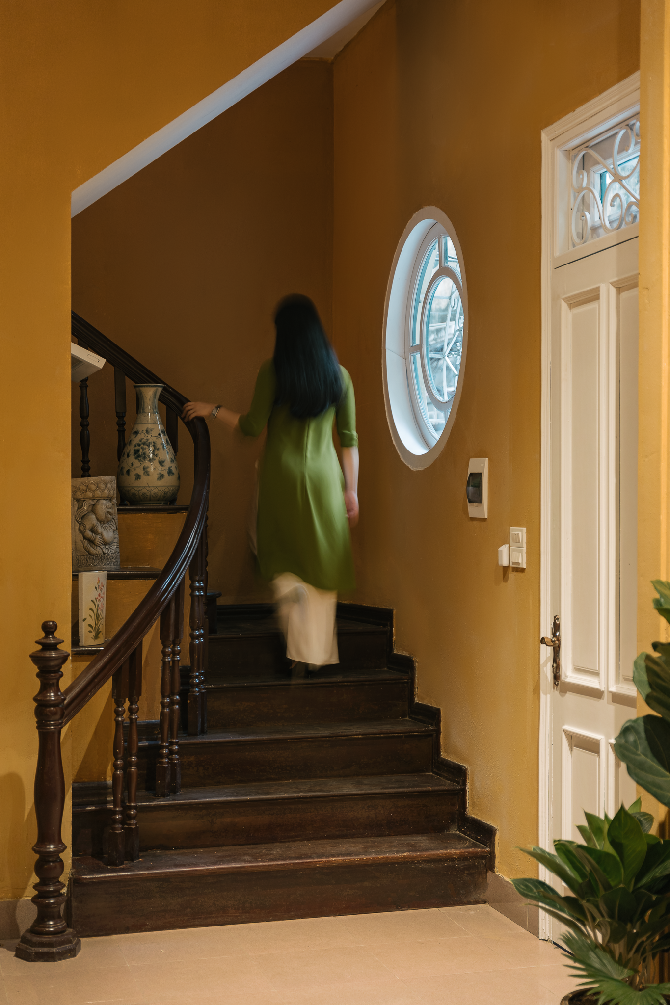 KTS sử dụng cầu thang gỗ để kết nối các tầng, giúp gợi nhớ về kiến trúc Việt xưa.