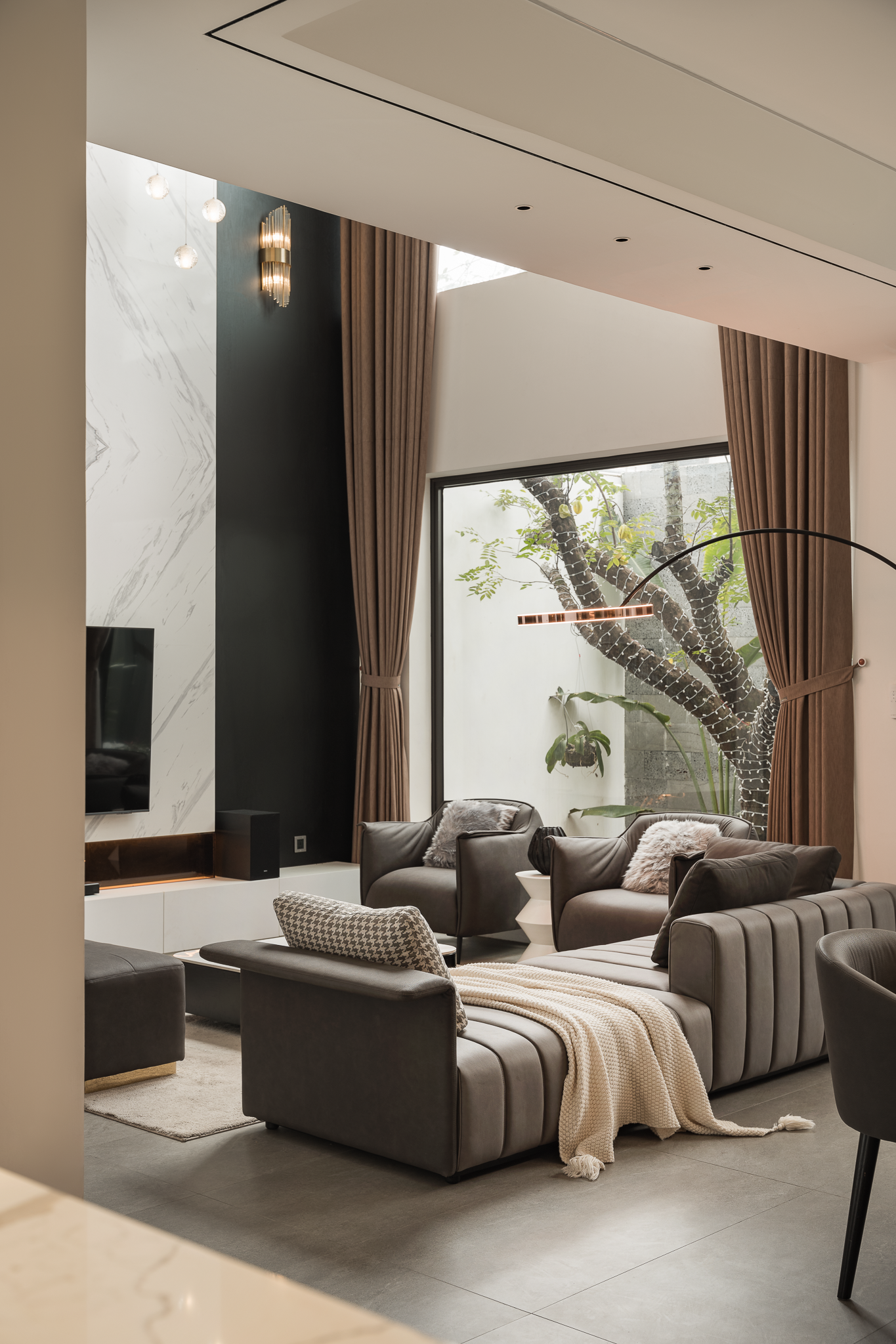 Nội thất trong nhà được lựa chọn kỹ lưỡng với sự sang trọng và hiện đại. Nội thất trong nhà được lựa chọn kỹ lưỡng với sự sang trọng và hiện đại.