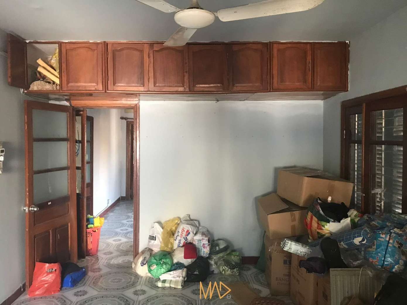 Hình ảnh hiện trạng của căn hộ: Phòng ngủ đã trở thành kho. Hệ tủ treo nhìn tưởng gọn nhưng thực tế khá nhỏ và cao nên rất khó sử dụng.