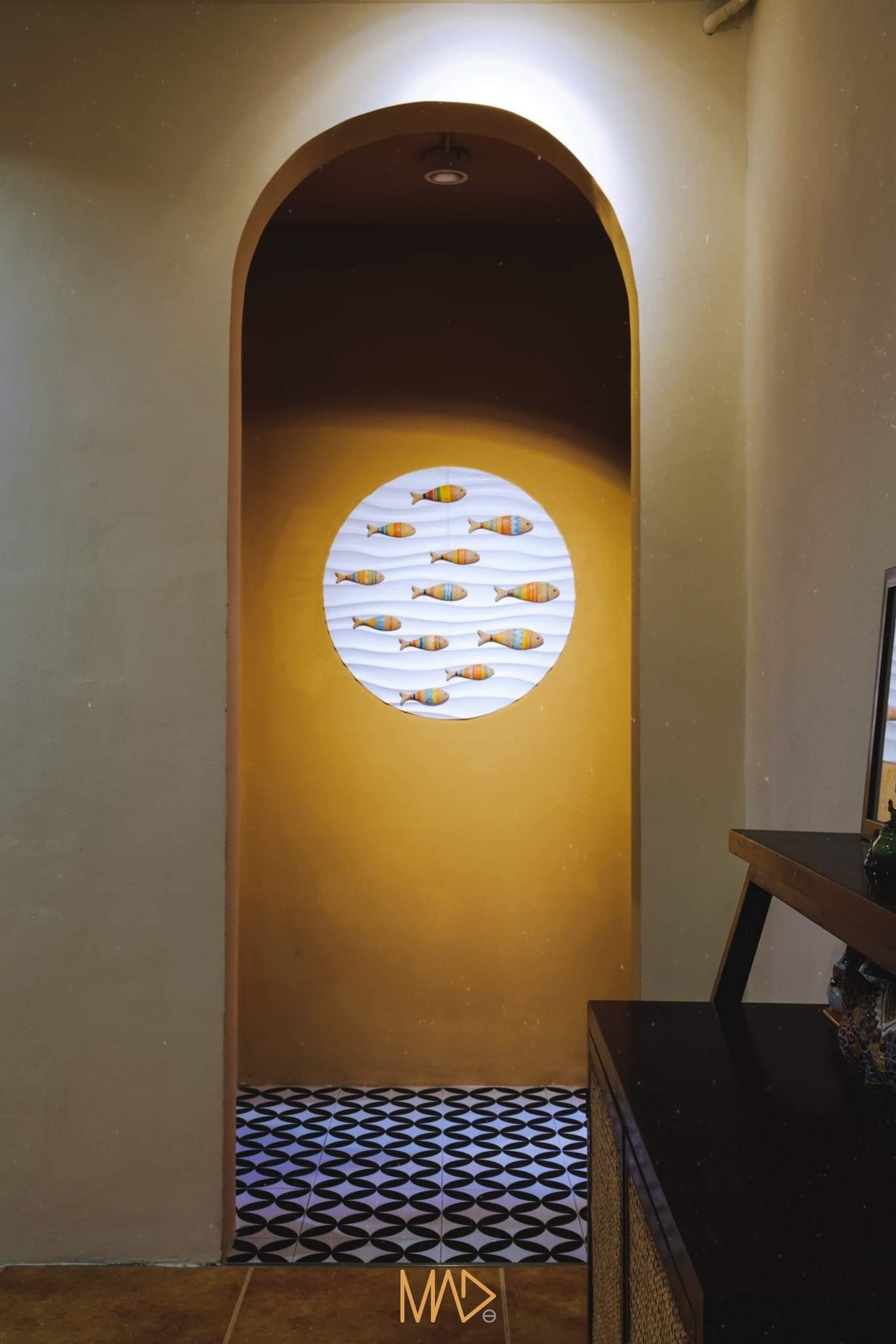 Để tránh cho việc “Cửa chính - cửa phòng ngủ - cửa sổ thông với nhau thành 1 đường thẳng”, mình đã tạo ra 1 lớp sảnh để đi vào 2 phòng ngủ.