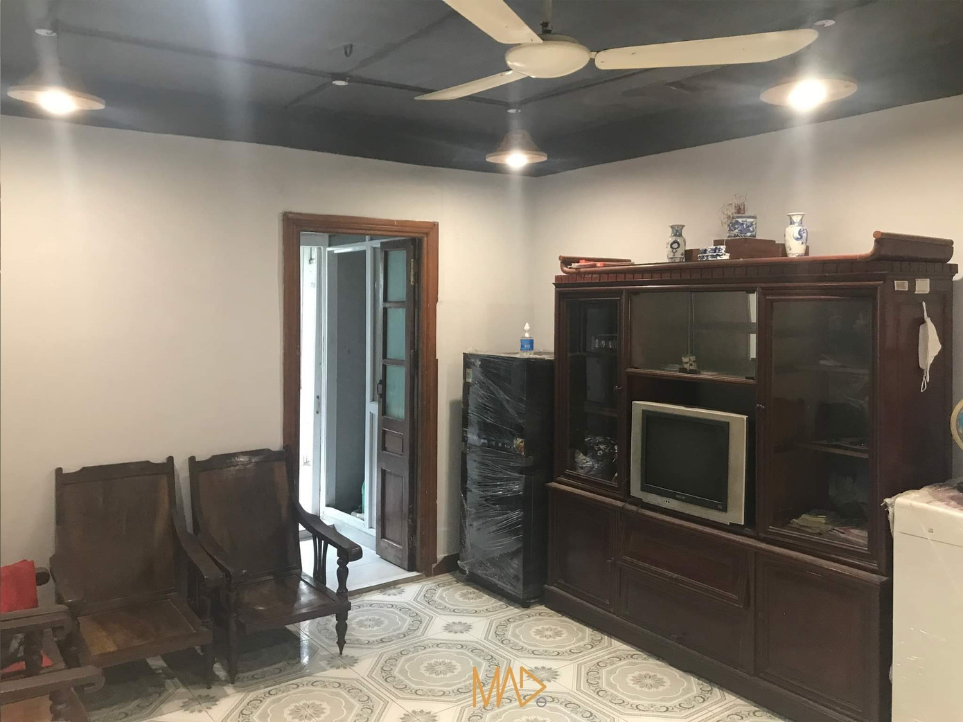 Hình ảnh hiện trạng của căn hộ: Không gian phòng không cao nhưng lại sơn trần tối nên tạo cảm giác hơi bí.