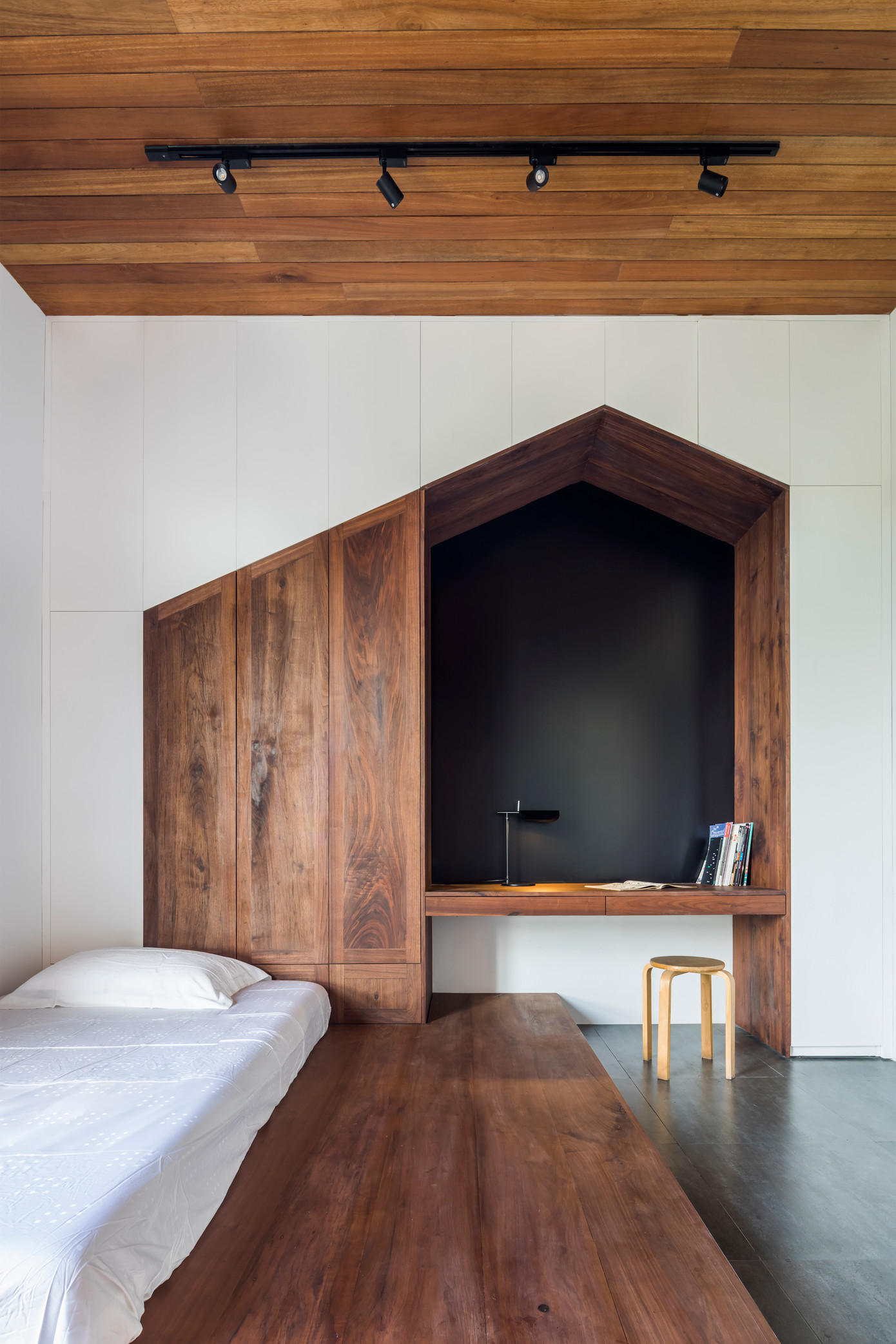 Gỗ là vật liệu chính trong phòng cho trẻ em, tạo không gian an toàn, ấm áp.