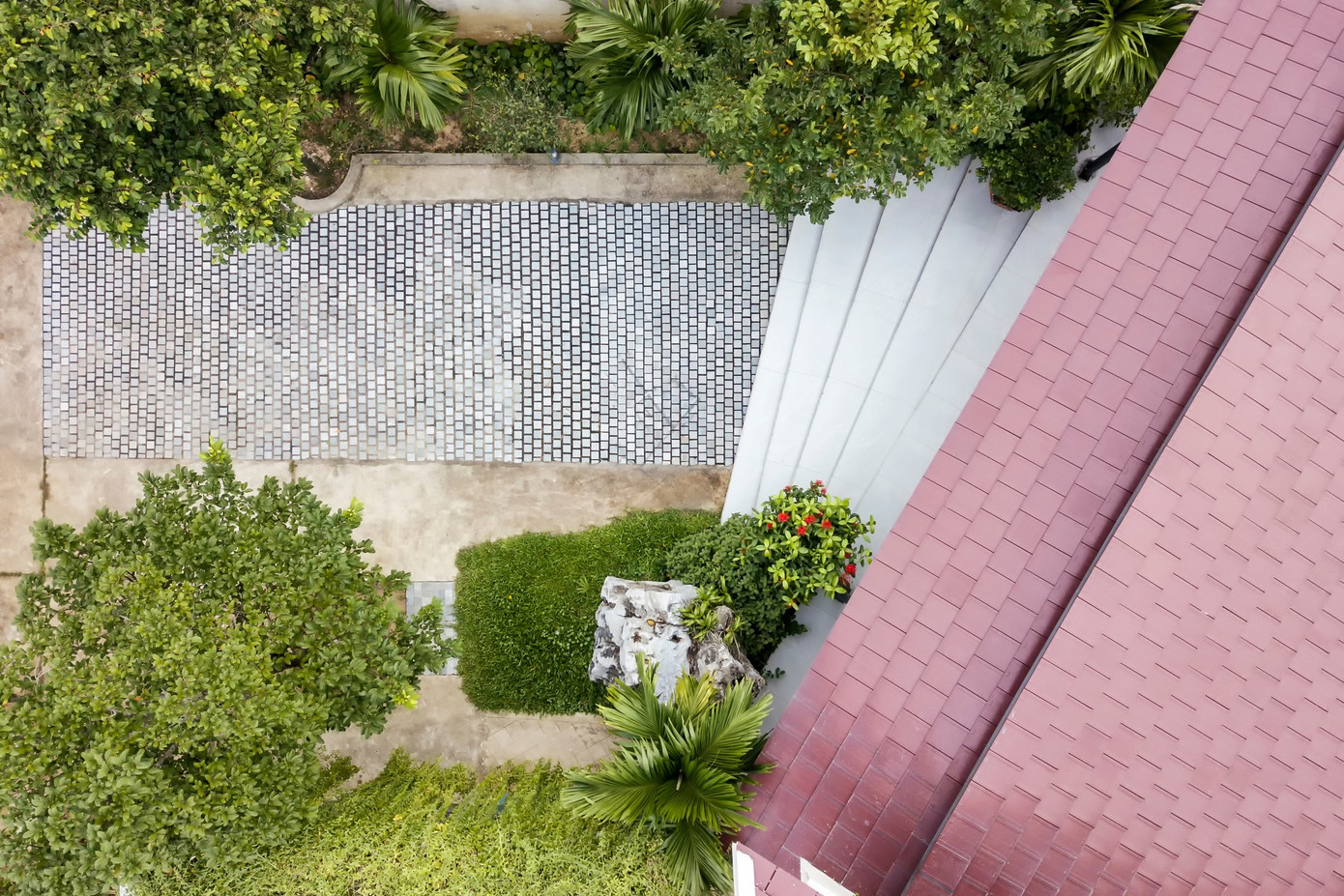 Sân trước dẫn vào trong nhà.