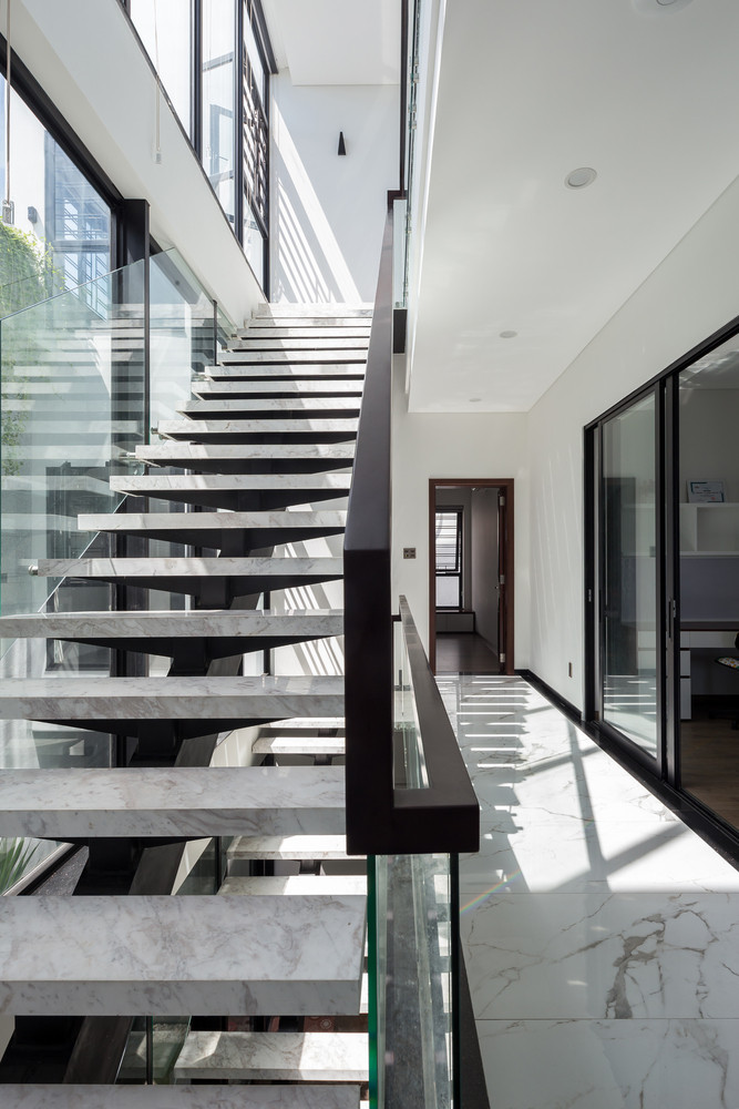 Toàn bộ khu vườn và không gian sống ở tầng 1 được nâng lên, mang đến sự thông thoáng, ánh sáng, và tầm nhìn.